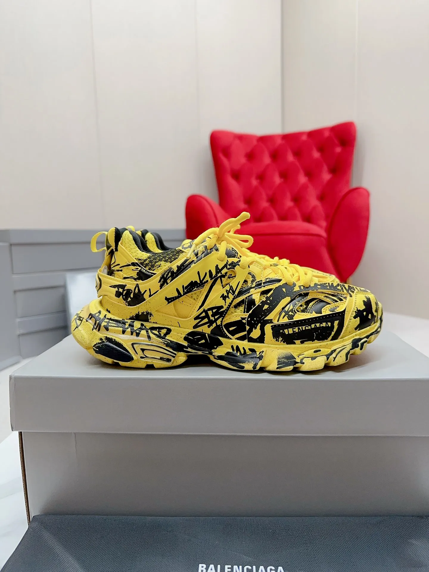👟👟Ex-factory price 980👟👟 Men's size +10 𝐁𝐚𝐥𝐞𝐧𝐜𝐢𝐚𝐠𝐚|||𝐭𝐫𝐚𝗰𝐤 series 𝟑.𝟎Three generations of sports dad shoes‼ ️ [Top high-end quality from Dongguan Factory] Balenciaga dad shoes ~ super fashionable ~ full and three-dimensional shoes ~ amazing lines ~ very soft and light on the feet ~ super comfortable ~ versatile for commuting ~ can be paired with mid-calf socks, bell bottoms, wide-leg pants, overalls, very high-end ~ very manly and handsome ~ suitable for spring, summer, autumn and winter all year round... ⇢✈ Upper: Exclusive 1:1 original molded custom imported technical fabric mesh + imported cloth + 3M reflective strips [composed of 108 sub-pieces] ⇢✈Inner lining: Breathable mesh ⇢✈Outsole: Exclusive 1:1 original molded PU+TPU+EVA+rubber, a total of 13 sets of grinding tool combinations ⚠️Difference in market currency ~ high-end quality is definitely different ⇢✈𝐒𝐈𝐙𝐄Females: 35, 36, 37, 38, 39, 40 ⇢✈𝐒𝐈𝐙𝐄Men: 39, 40, 41, 42, 43, 44, 45